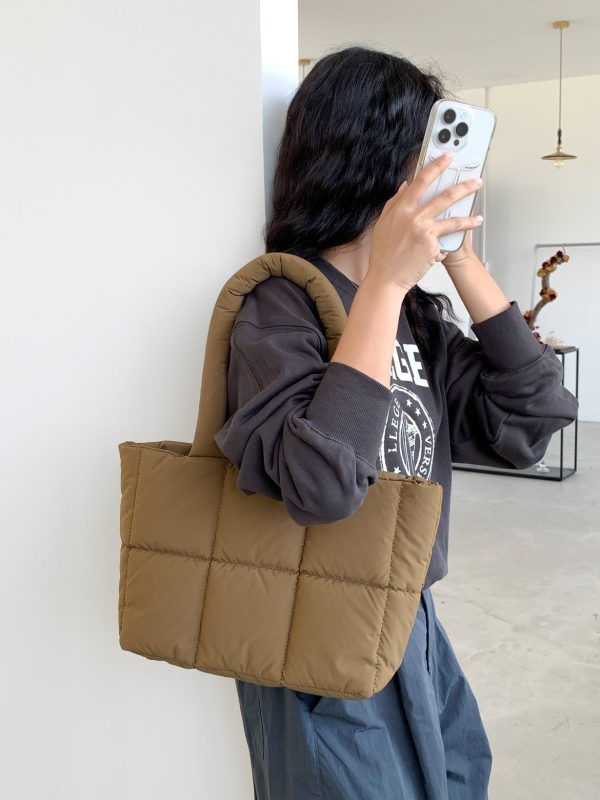 Large Capacity Plaid One-shoulder Portable Commuter Hand-carrying Bag - Image 4